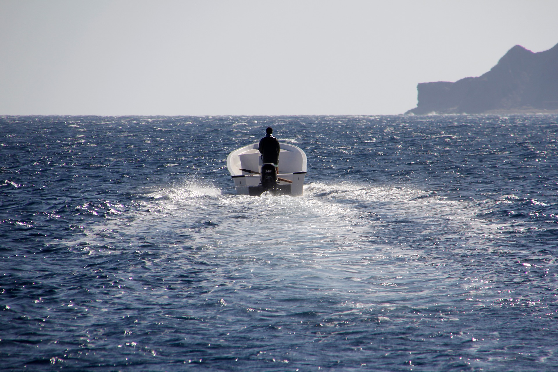 Bateau naviguant bateau naviguant sur la mer - permis bateau