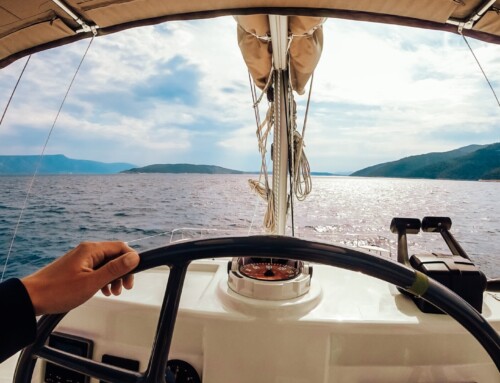 Comment bien manœuvrer un bateau à moteur ?