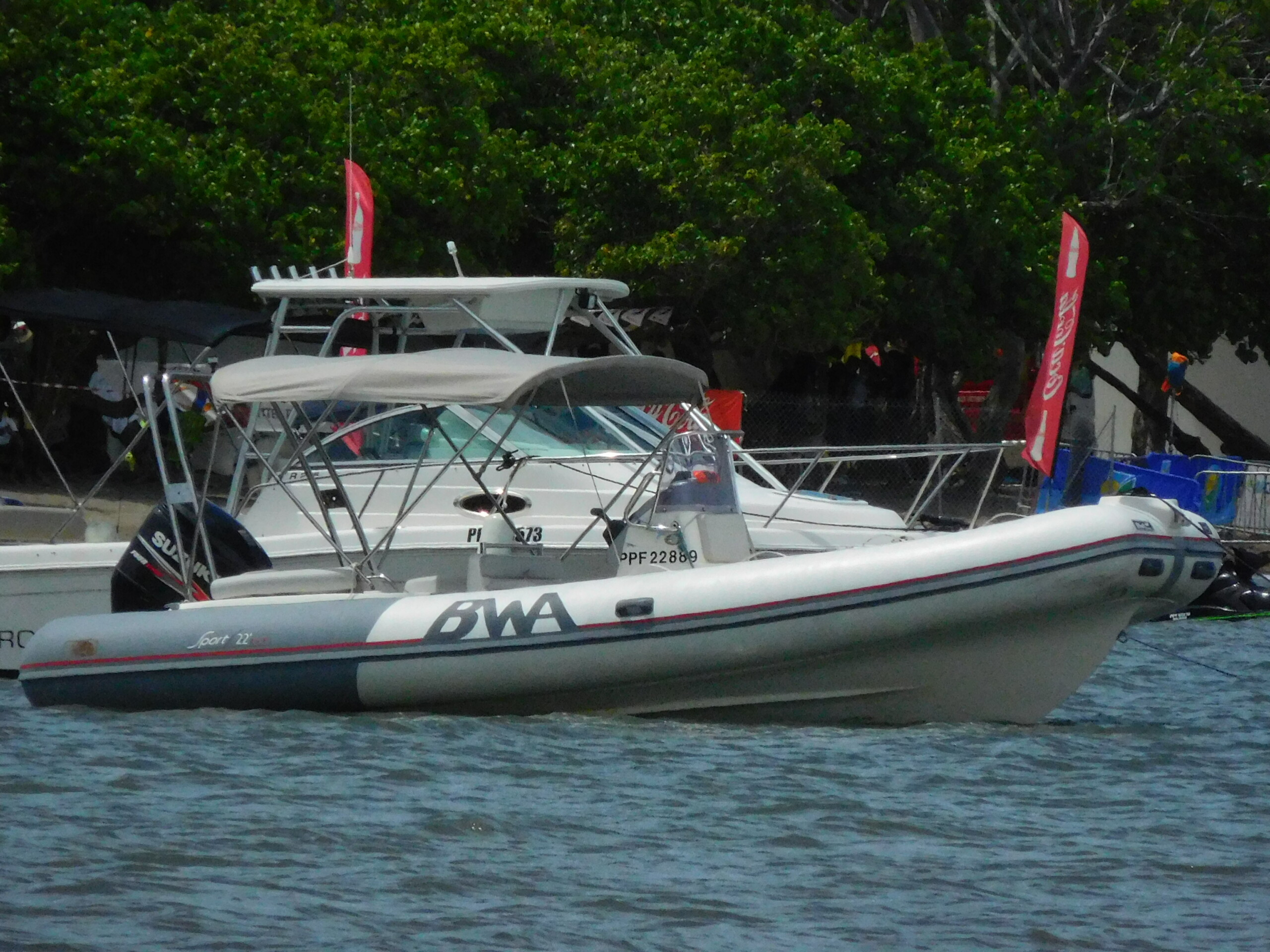 Bateau pneumatique semi-rigide