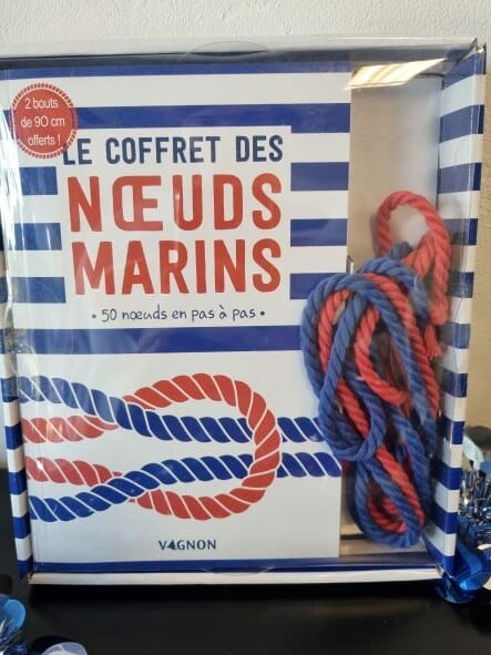 livre avec bouts nœuds marins